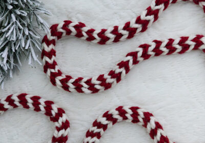 A simple crochet garland in red and white